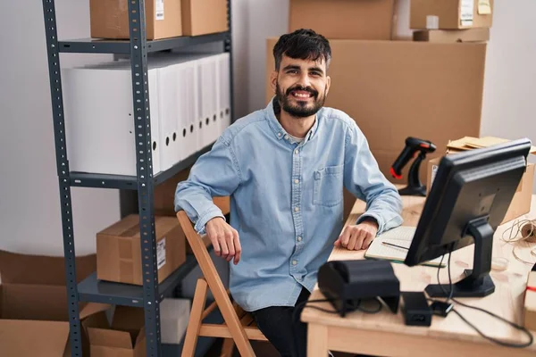 Молодой Латиноамериканец Торговец Бизнесом Уверенно Улыбающийся Работающий Офисе — стоковое фото