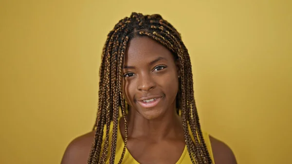 Αφροαμερικανή Γυναίκα Χαμογελά Αυτοπεποίθηση Στέκεται Πάνω Από Απομονωμένο Κίτρινο Φόντο — Φωτογραφία Αρχείου