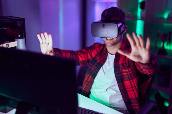 Junger Kaukasischer Mann Spielt Videospiel Mit Virtual Reality Brille Spielothek — Stockfoto