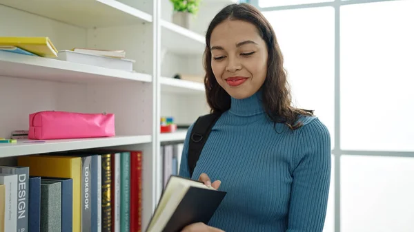 Νεαρή Όμορφη Ισπανίδα Μαθήτρια Που Στέκεται Διαβάζοντας Βιβλίο Στην Τάξη — Φωτογραφία Αρχείου