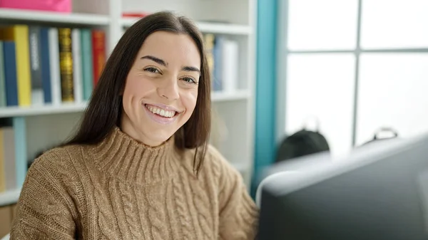 Jovem Bela Estudante Hispânica Usando Computador Sorrindo Sala Aula Universidade — Fotografia de Stock