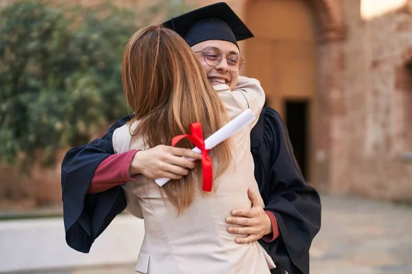 Man Woman Mother Son Hugging Each Other Celebrating Graduation University — Stok fotoğraf