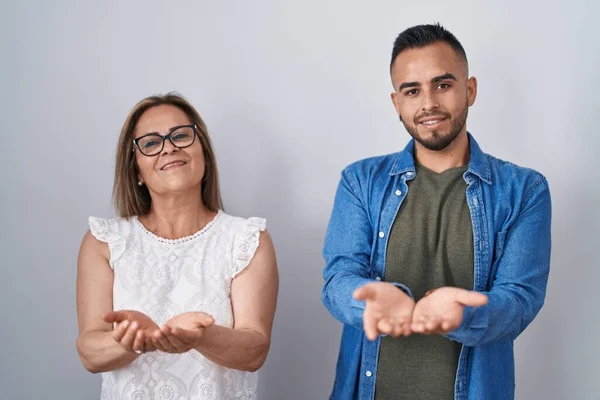 Hispanic Mor Och Son Står Tillsammans Leende Med Händerna Handflator — Stockfoto