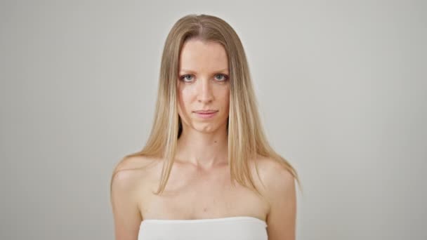 Ung Blond Kvinna Ler Säker Stående Över Isolerad Vit Bakgrund — Stockvideo