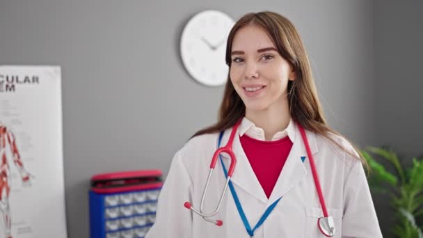 Ung Latinamerikansk Kvinna Läkare Gör Tummen Upp Kliniken — Stockvideo