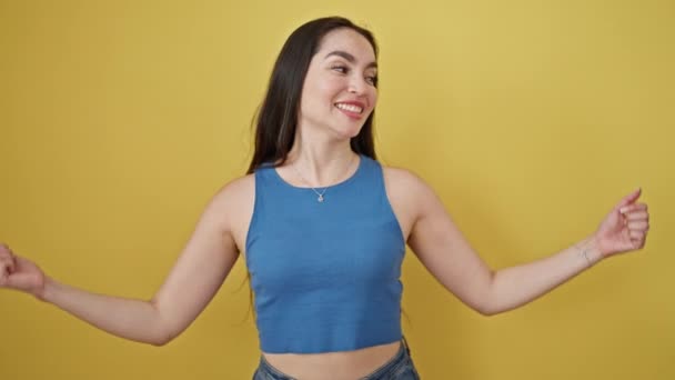Joven Mujer Hispana Hermosa Sonriendo Confiada Haciendo Gesto Fuerte Con — Vídeo de stock