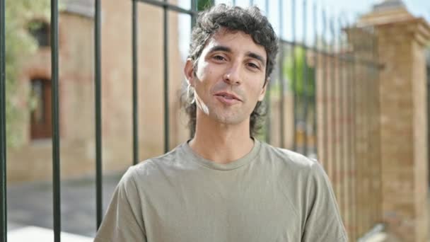 Genç Spanyol Adam Gülümsüyor Sokakta Kendinden Emin Konuşuyor — Stok video