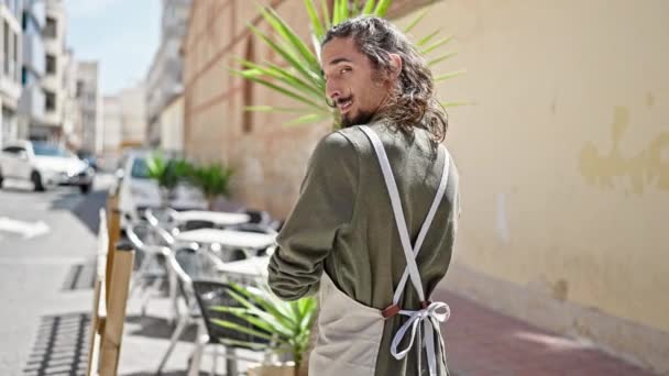 Kahve Dükkanının Terasında Kendine Güvenen Genç Spanyol Garson — Stok video