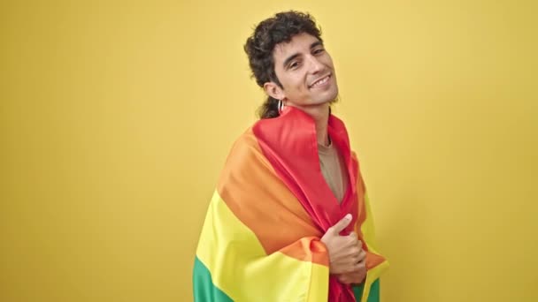 Mladý Hispánec Muž Nosí Duhovou Vlajku Dělá Palec Nahoru Gesto — Stock video