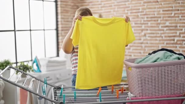 Muž Žena Pár Závěsné Oblečení Prádelní Lince Zatímco Přítel Pomocí — Stock video