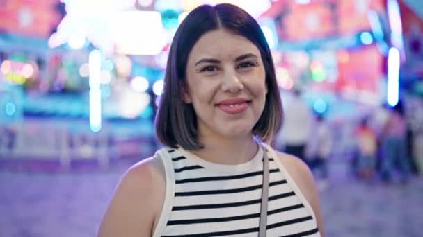 Joven Mujer Hispana Hermosa Sonriendo Confiada Pie Prater Vienna — Vídeos de Stock