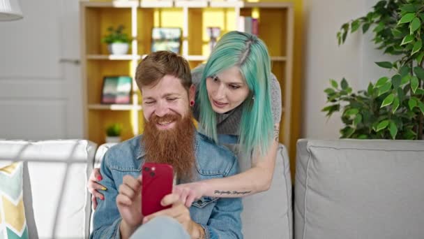 Άνδρας Και Γυναίκα Ζευγάρι Χρησιμοποιώντας Smartphone Αγκαλιές Και Φιλιά Στο — Αρχείο Βίντεο