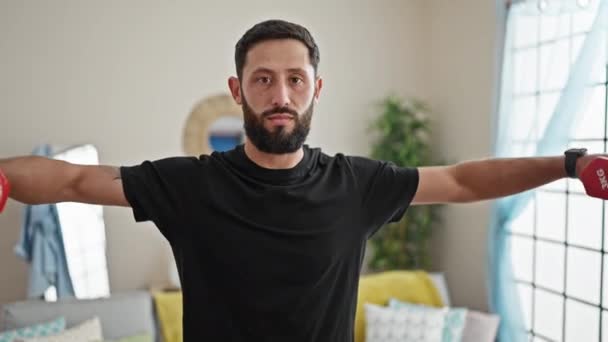 Ung Spansktalende Mand Ved Hjælp Håndvægte Træning Derhjemme – Stock-video