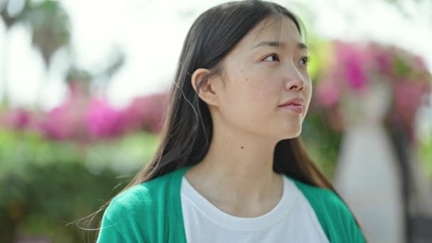 Junge Chinesin Schaut Beim Niesen Park Zur Seite — Stockvideo