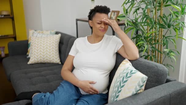 Mujer Embarazada Joven Sentada Sofá Sufriendo Dolor Cabeza Casa — Vídeos de Stock