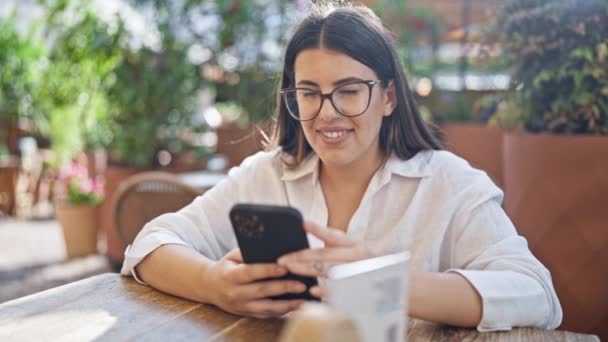 Jovem Bela Mulher Hispânica Sorrindo Feliz Usando Smartphone Sentado Mesa — Vídeo de Stock