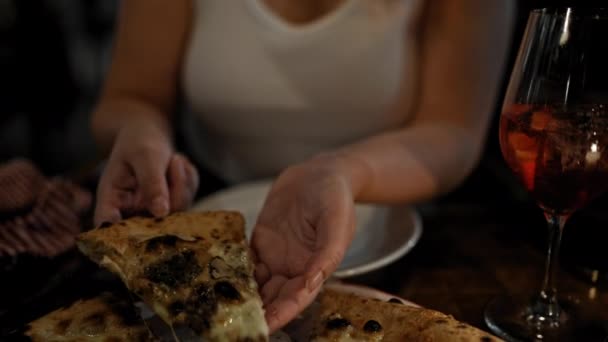 年轻美丽的惊慌失措的女人在餐馆里吃着美味的披萨 — 图库视频影像