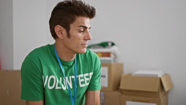 Νεαρός Ισπανός Εθελοντής Κλείνει Μάτι Χαμογελώντας Στο Φιλανθρωπικό Κέντρο — Αρχείο Βίντεο