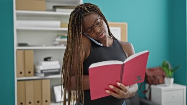 Trabajadora Negocios Afroamericana Hablando Cuaderno Lectura Teléfonos Inteligentes Oficina — Vídeos de Stock