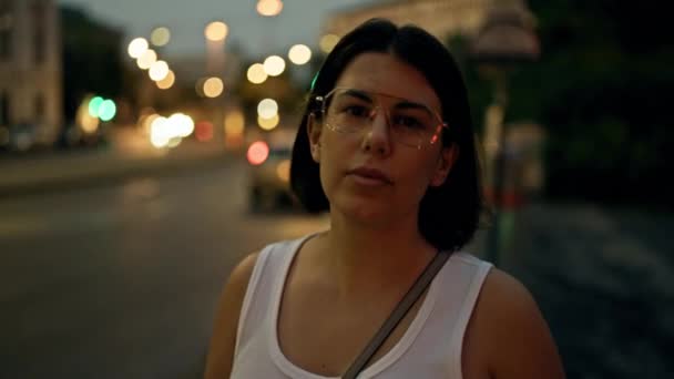 Ung Vacker Latinamerikansk Kvinna Ler Säker Stående Gatorna Natten — Stockvideo