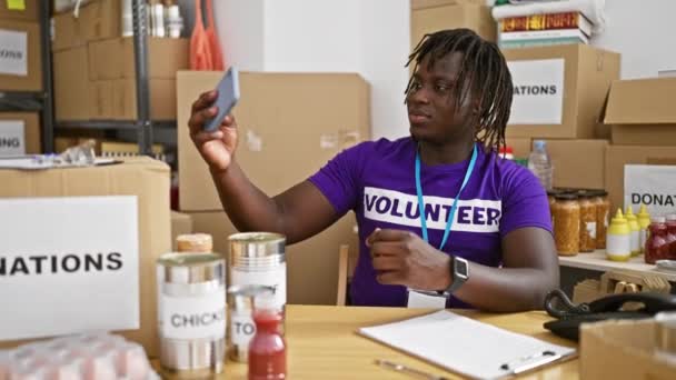 Afrikai Amerikai Férfi Önkéntes Hogy Szelfi Okostelefon Csinál Hüvelykujj Fel — Stock videók