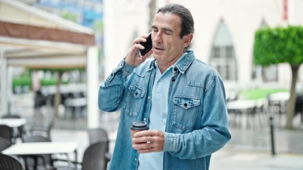 Midaldrende Mand Taler Smartphone Drikker Kaffe Kaffebar Terrasse – Stock-video