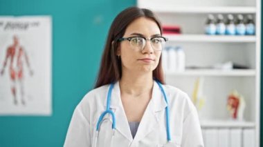 Genç, güzel İspanyol kadın doktor ciddi bir ifadeyle klinikte kafa sallayarak hayır diyor.