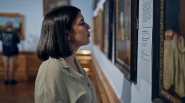 Güzel İspanyol bir kadın Viyana 'daki Belvedere Sarayı' nda sanat galerisini ziyaret ediyor.