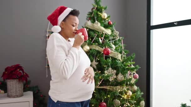 Jonge Zwangere Vrouw Vieren Kerst Ruiken Kopje Koffie Thuis — Stockvideo