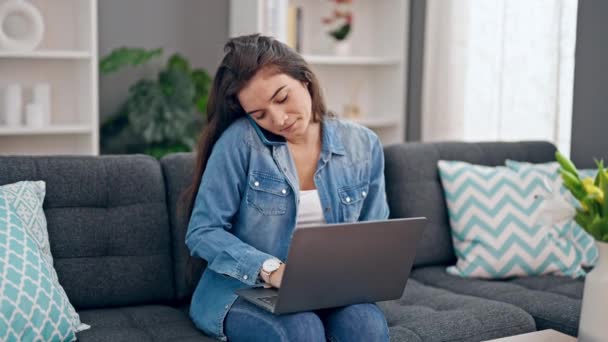 Wanita Muda Hispanik Berbicara Smartphone Menggunakan Laptop Rumah — Stok Video
