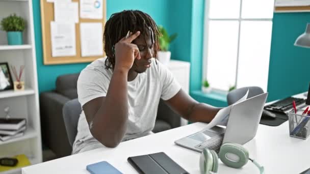 Αφροαμερικάνος Επιχειρηματίας Χρησιμοποιώντας Έγγραφο Ανάγνωσης Laptop Στο Γραφείο — Αρχείο Βίντεο