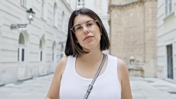 Молодая Красивая Латиноамериканка Уверенно Улыбающаяся Стоя Улицах Вены — стоковое видео