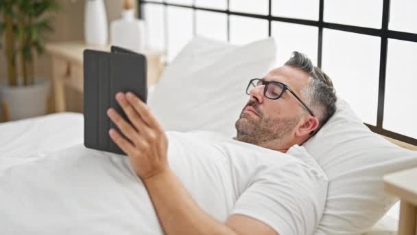 Dokunmatik Ped Kullanan Gri Saçlı Bir Adam Yatak Odasında Uyumak — Stok video