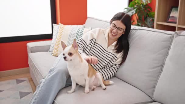 Mulher Hispânica Jovem Com Cão Chihuahua Usando Laptop Sentado Sofá — Vídeo de Stock