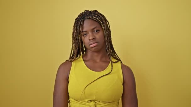 非洲裔美国妇女强调站在孤立的黄色背景之上 — 图库视频影像
