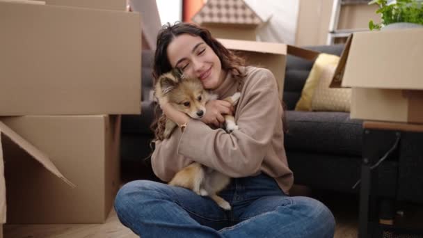 Молодая Латиноамериканка Собакой Сидящей Полу Обнимаясь Целуясь Новом Доме — стоковое видео