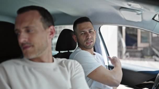 Két Férfi Pár Autóban Övet Viselnek Utcán — Stock videók
