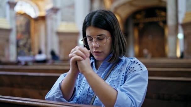 Fiatal Gyönyörű Spanyol Imádkozik — Stock videók