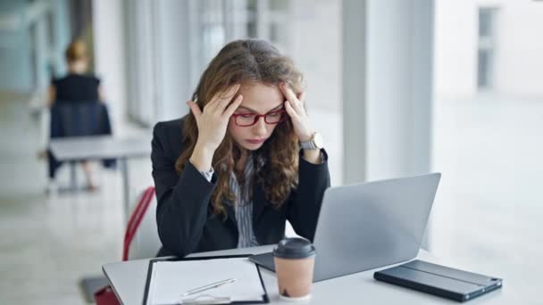 Młoda Kobieta Pracownik Biznesu Pracuje Zestresowany Biurze — Wideo stockowe