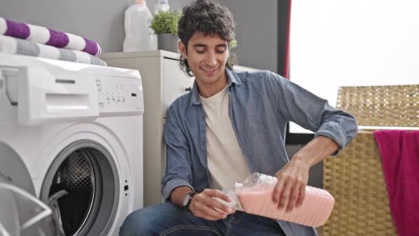 Çamaşır Odasında Gülümseyen Çamaşır Deterjanı Döken Latin Asıllı Genç Adam — Stok video