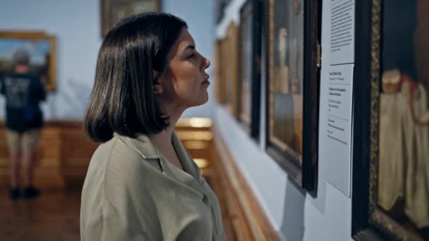 Young Beautiful Hispanic Woman Visiting Art Gallery Belvedere Palace Vienna — Stock Video