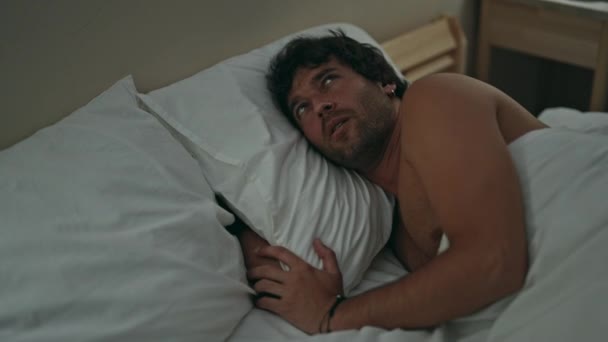 Jonge Spaanse Man Bedekt Oren Voor Lawaai Liggend Bed Slaapkamer — Stockvideo