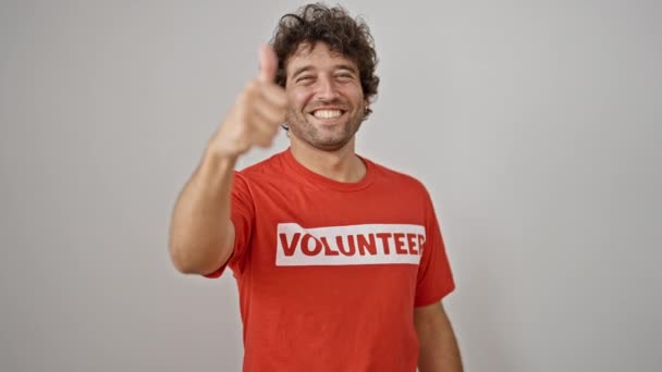 Ung Latinamerikansk Man Aktivist Bär Volontär Uniform Gör Tummen Upp — Stockvideo