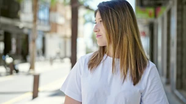 Genç Sarışın Kadın Gülümsüyor Kollarını Kavuşturup Caddede Duruyor — Stok video