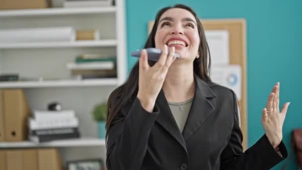 Jovem Bela Mulher Hispânica Empresária Enviando Mensagem Voz Por Smartphone — Vídeo de Stock