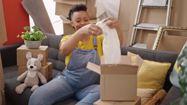 Молода Вагітна Жінка Розпаковує Іграшки Одяг Картонної Коробки Новому Будинку — стокове відео