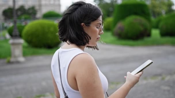 Joven Mujer Hispana Hermosa Usando Smartphone Caminando Por Las Calles — Vídeos de Stock