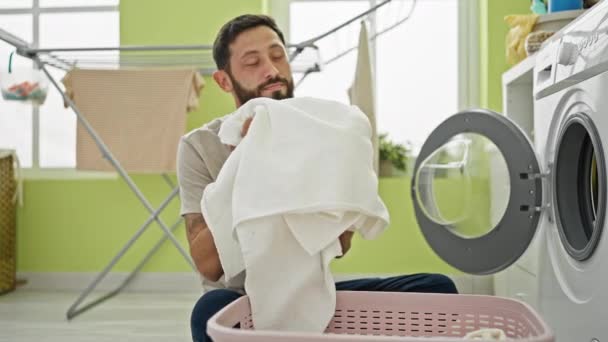 Jonge Latijns Amerikaanse Man Wassen Van Kleding Ruiken Schone Handdoek — Stockvideo