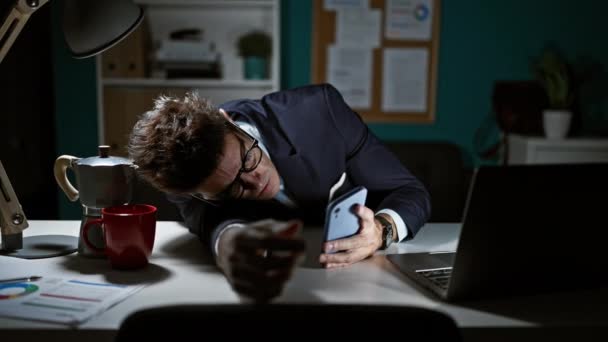 Νεαρός Ισπανόφωνος Επιχειρηματίας Κουρασμένος Ακουμπώντας Στο Τραπέζι Χρησιμοποιώντας Smartphone Στο — Αρχείο Βίντεο