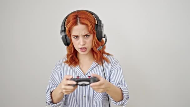 Νεαρή Κοκκινομάλλα Γυναίκα Χαμογελά Αυτοπεποίθηση Παίζοντας Βιντεοπαιχνίδι Απομονωμένο Λευκό Φόντο — Αρχείο Βίντεο